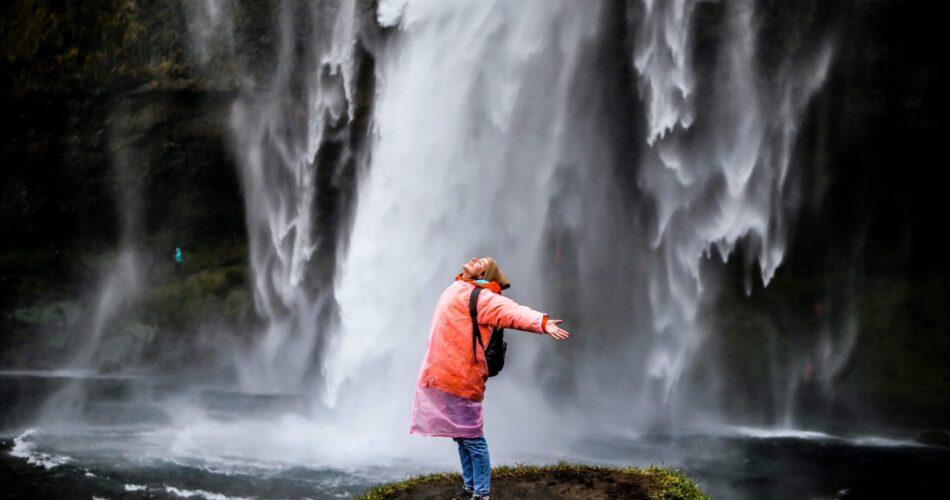 how to travel alone