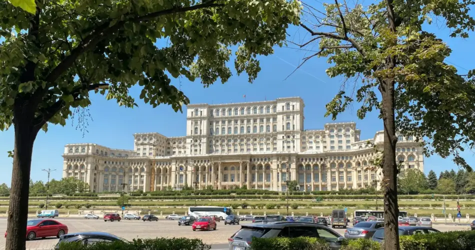 a large building with a lot of cars parked in front of it